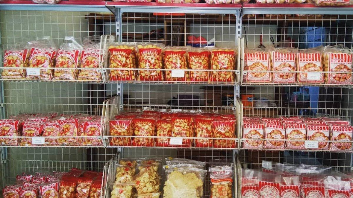 Toko Sari Putri: Jantung Pusat Belanja Lokal di Gintung